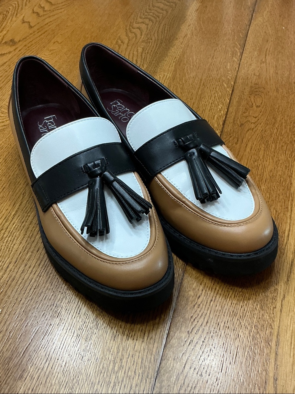 Woman’s Franco Sarto tri color loafers. Size 9. Blk,camel,white. Like new! Cute